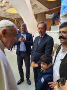 Roberto Bruni, Gianpaolo Scarante e Akthar con Papa Francesco (foto di Paola Farina per ViPiu.it)