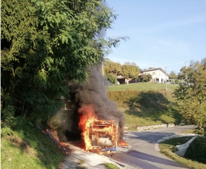 Chiampo bus in fiamme