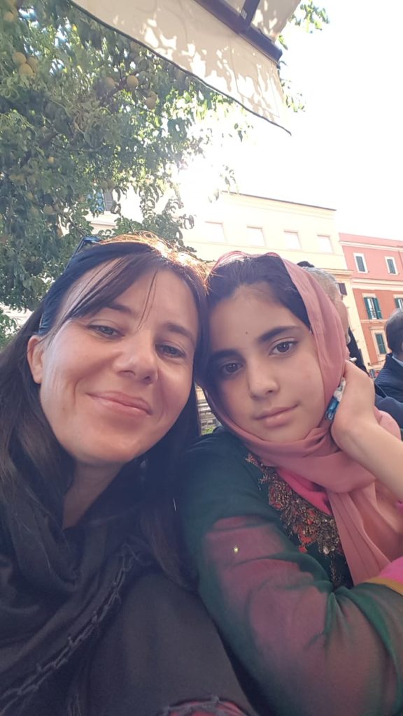 Silvia Brizio con una bambina afgana (foto di Paola Farina per ViPiu.it)