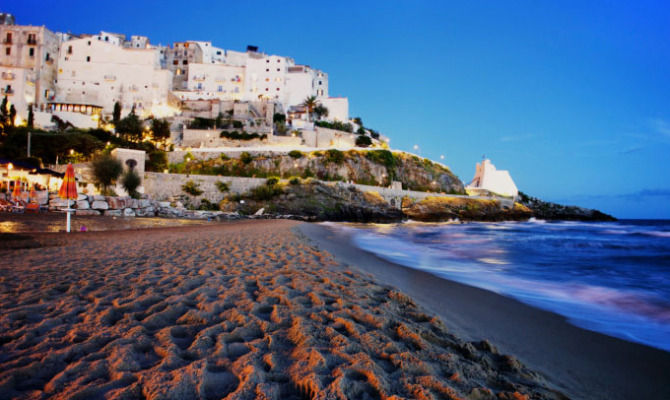 Spiaggia a nord ovest di Sperlonga con vista della cittadina sul promontorio