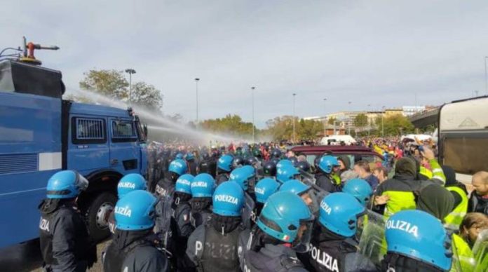 Trieste, CUB: polizia sgombera 2mila manifestanti No Pass con idranti e lacrimogeni