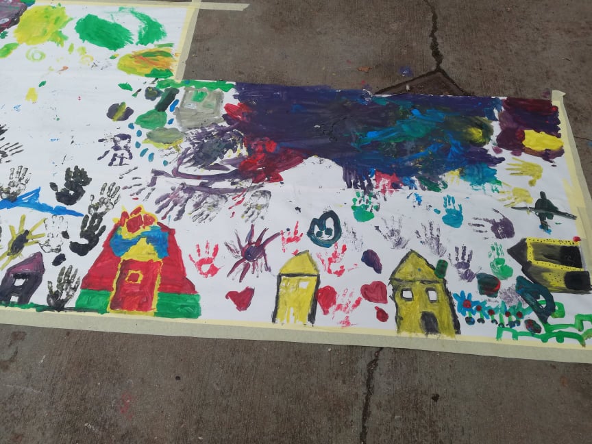 Un disegno dei bambini di Itri affisso alla recinzione del parco giochi