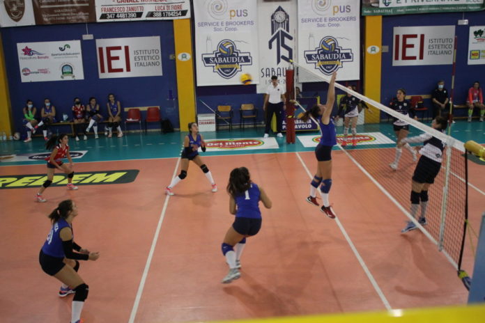 Una fase di gioco tra Consorzio Pontino Volley (in maglia azzurra) e Pallavolo Sabaudia - foto di Pietro Zangrillo