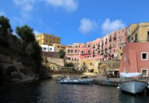 La straordinaria grandezza della piccola Ventotene: storia, tradizioni, natura e nascita dell’Europa di Spinelli Ventotene, insenatura del porto antico (foto Wikimedia)
