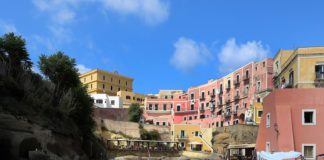 La straordinaria grandezza della piccola Ventotene: storia, tradizioni, natura e nascita dell’Europa di Spinelli Ventotene, insenatura del porto antico (foto Wikimedia)