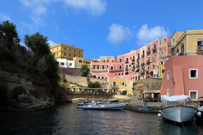 Ventotene, insenatura del porto antico (foto Wikimedia)