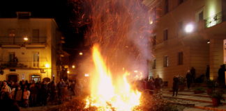 Sacro e profano: Itri e la tradizione dei fuochi di San Giuseppe Sacro e profano: Itri e la tradizione dei fuochi di San Giuseppe