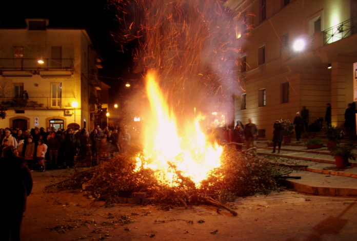 Sacro e profano: Itri e la tradizione dei fuochi di San Giuseppe