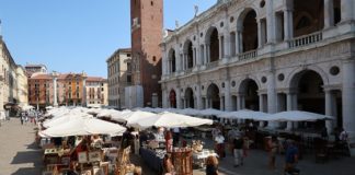 Nel weekend ritornano a Vicenza i mercati del fatto a mano e dell’antiquariato Mercato in Piazza dei Signori a Vicenza