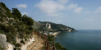 Il tracciato dell’antica Via Flacca lungo la Riviera di Ulisse Antica Via Flacca e Spiaggia di Bazzano. Credits: Hotel Corallo, Sperlonga.