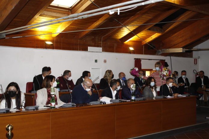 Banchi della maggioranza della giunta Taddeo a Formia- foto di Pietro Zangrillo