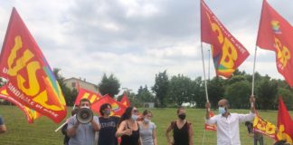 Cambio di appalto a Isola Vicentina, Thibault (Usb): “Cgil e sindacati ‘alleati’ di gruppo Rosso, DHL e Confindustria, 7 lavoratrici licenziate” Usb: contro caporalato cambio appalto a Isola Vicentina, presidio del 14 giugno 2021 a Isola Vicentina di Usb Federazione Lavoro Privato Veneto per la crisi DHL Supply Chain (Massimo D'Angelo col megafono)