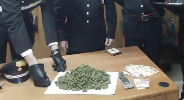 Carabinieri sequestrano marijuna e denaro (foto d'archivio)
