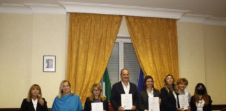 Diritti dei bambini adottati a Gaeta: auspice l’associazione “Ernesto” Mitrano firma protocollo d’intesa tra Comune e istituti scolastici Protocollo per diritti dei bambini: Dirigenti, De Biase e sindaco Mitrano - foto di Pietro Zangrillo