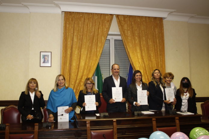 Protocollo per diritti dei bambini: Dirigenti, De Biase e sindaco Mitrano - foto di Pietro Zangrillo