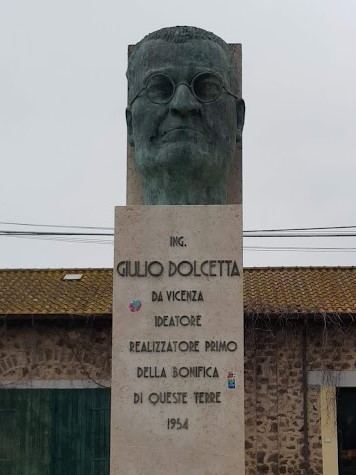 Monumento ad Arborea per ing. Giulio Dolcetta, vicentino,  ”ideatore e realizzatore primo della bonifica di queste terre"