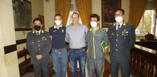 I campioni olimpici del Nacra 17 Caterina Banti e Ruggero Tita premiati dal sindaco di Gaeta Cosmo Mitrano Foto di gruppo al comune di Gaeta di Granato, Banti, Mitrano, Tita e Nerone - foto di Pietro Zangrillo