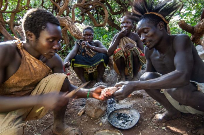 Gli Hazda e la felicità dell'uguaglianza, anche se nella povertà (foto da “A multimedia exhibit documenting the Hadza tribe of Tanzania”