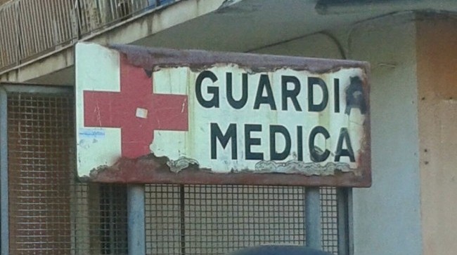 Ulss 7, guardie mediche chiuse, cartelli rovinati simbolici (foto di archivio)