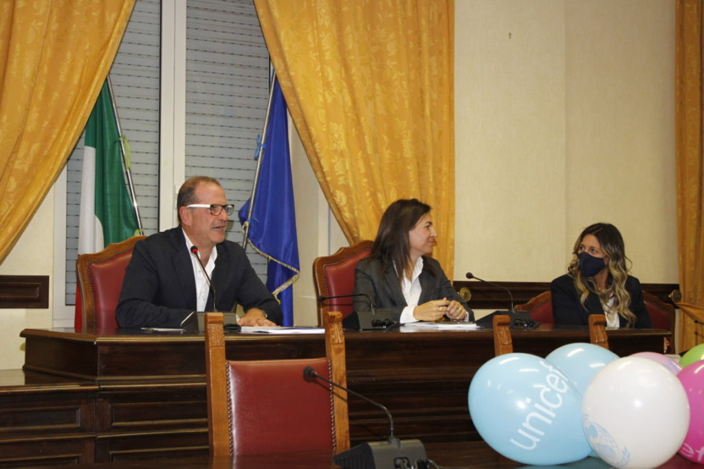 Protocollo per diritti dei bambini: Il sindaco di Gaeta Cosmo Mitrano, l'assessore Gianna Conte e l'avvocato Alessia Maria De Biase - foto di Pietro Zangrillo