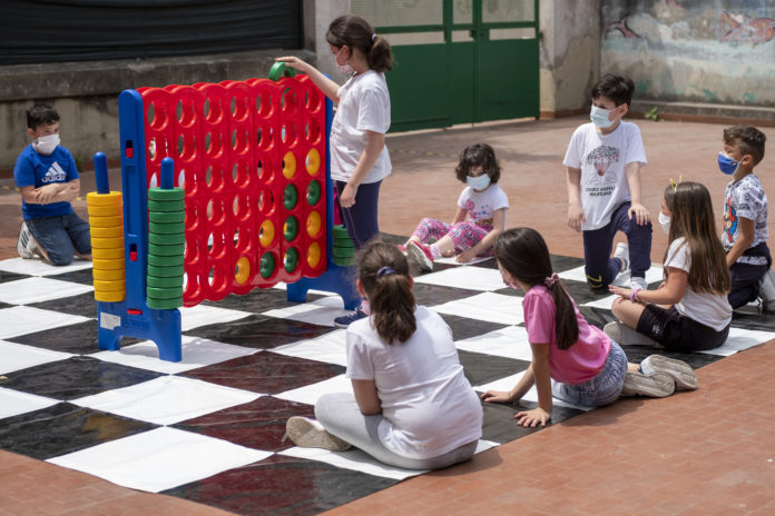 Infanzia impegnata in un progetto Save the Children, ph. Giuseppe Gerbas