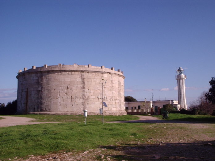 Il Mausoleo di Lucio Munazio Planco nello skyline di Gaeta.