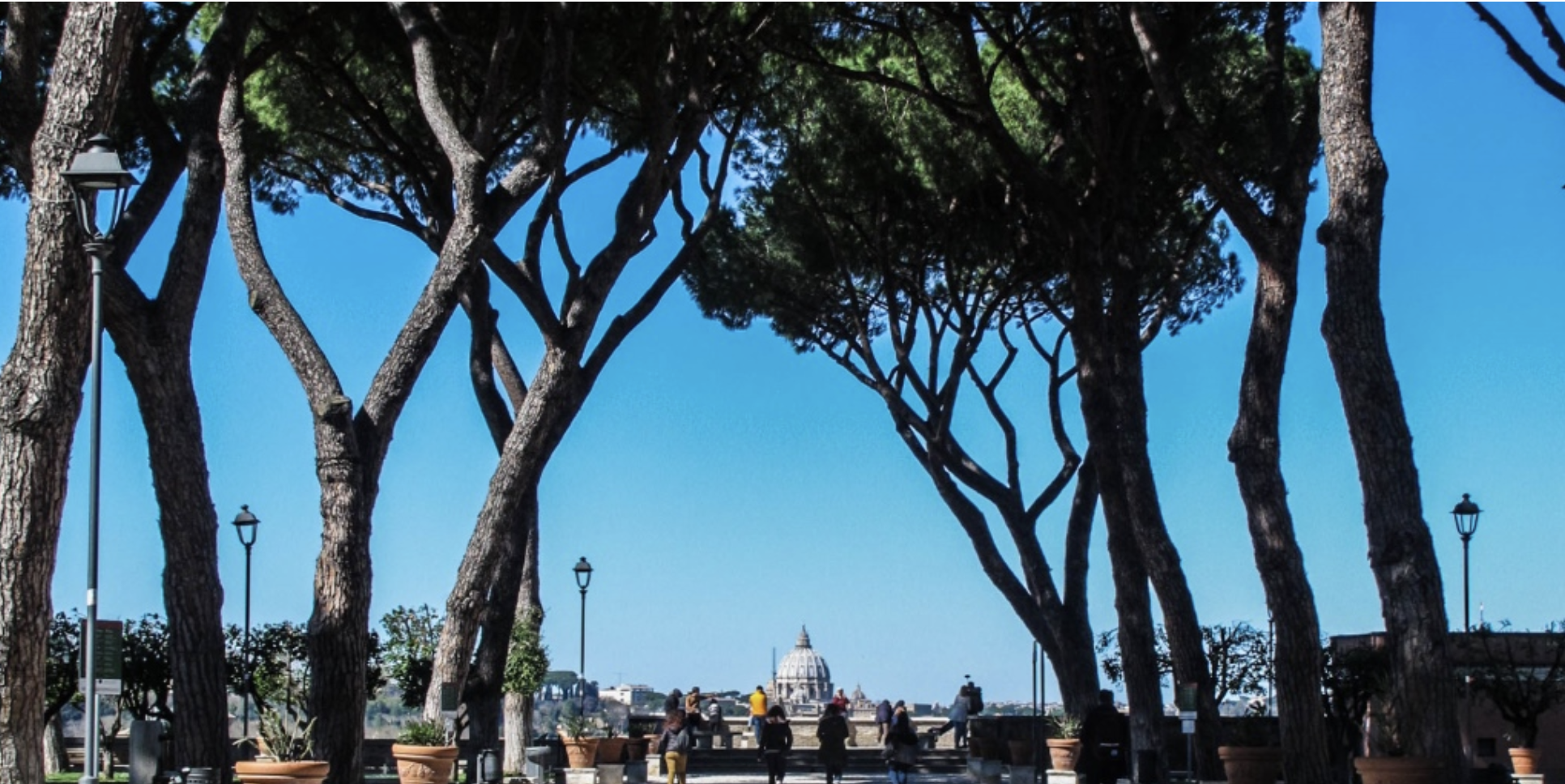 Parco Savello o Giardino degli Aranci è un piccolo terrazzo sull'Aventino che affaccia sul Tevere con una delle più belle viste su Roma