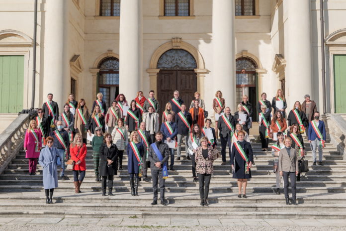 Rete Pari Opportunità, i sottoscrittori fotografati davanti a Villa Cordelklina a Montecchio Maggiore