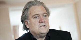 Steve Bannon va in prigione, l’ex guru di Trump si è consegnato in Connecticut: sconterà 4 mesi