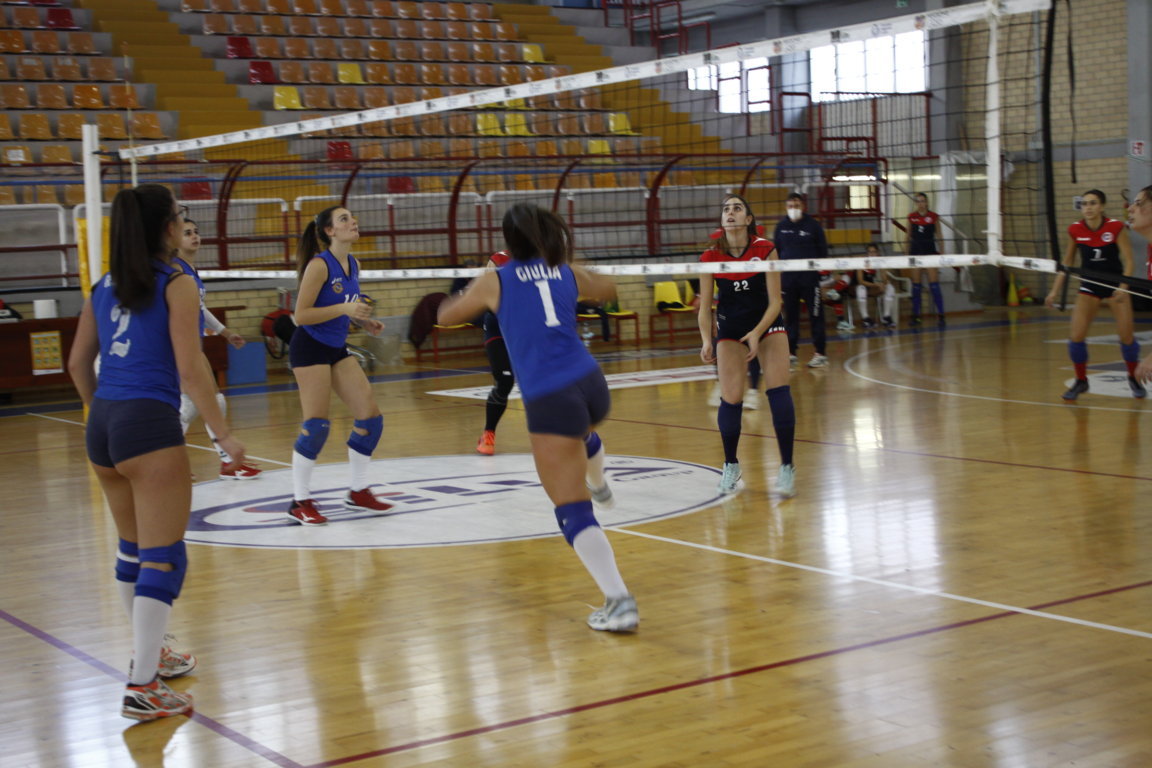 Una fase di gioco di Consorzio Pontino Volley (maglia azzurra) – San Giorgio Valcanneto (foto di Pietro Zangrillo)
