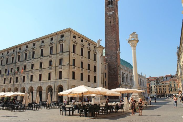 Vicenza, piazza dei Signori vista da piazza delle Erbe (PixaBay)