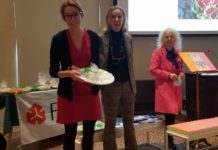 Vicenza Fiorita premia il Comune di Vicenza per le fioriere in centro storico: premio da Giovanna Rossi di Schio a Simona Siotto Vicenza Fiorita premia il Comune di Vicenza per le fioriere in centro storico: premio consegnato da Giovanna Rossi di Schio a Simona Siotto