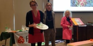 Vicenza Fiorita premia il Comune di Vicenza per le fioriere in centro storico: premio da Giovanna Rossi di Schio a Simona Siotto Vicenza Fiorita premia il Comune di Vicenza per le fioriere in centro storico: premio consegnato da Giovanna Rossi di Schio a Simona Siotto