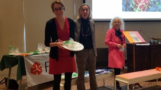 Vicenza Fiorita premia il Comune di Vicenza per le fioriere in centro storico: premio consegnato da Giovanna Rossi di Schio a Simona Siotto