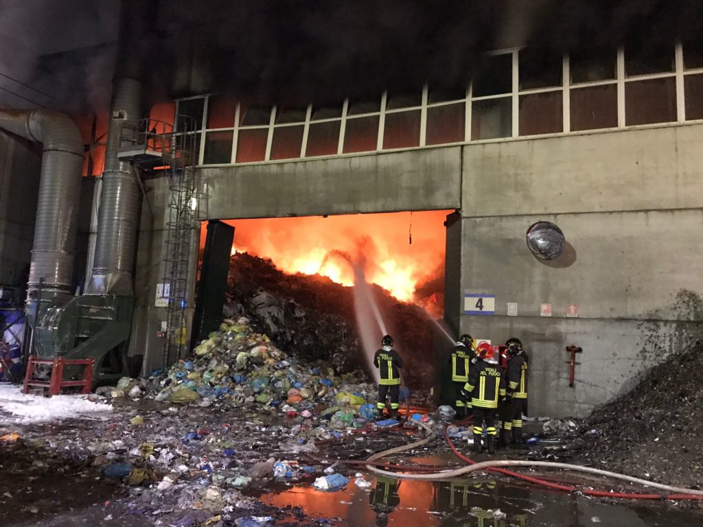 Incendio a Montebello ditta Futura srl operante nel settore dei rifiuti