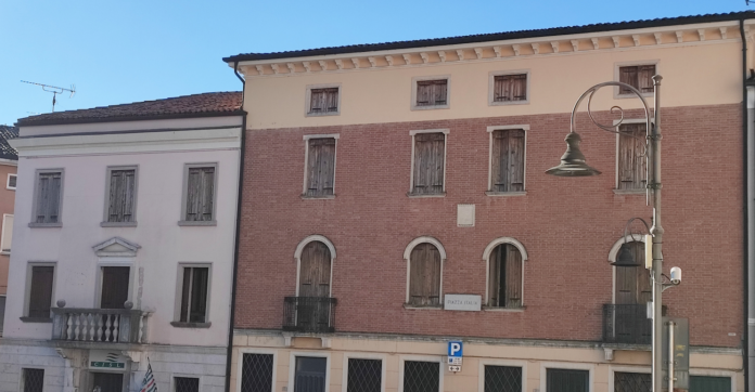 Piazza Italia a Montebello Vicentino, stabile posto sul lato ovest
