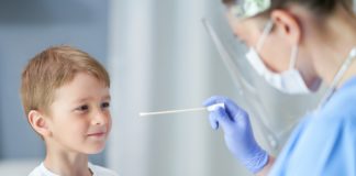 Bambini per ore in attesa tampone e assembramenti inevitabili, Bigon e Zottis (Pd Veneto): “test a scuola, altrimenti Dad diventerà la normalità” Bambini e test covid (foto Lombardia Notizie online)