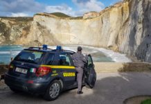 Chiaia di Luna  a Ponza, GdF di Latina: interdizione della spiaggia, quantificato dalle Fiamme gialle un danno erariale di circa 1,3 mln di euro Chiaia di Luna a Ponza, GdF di Latina interdice la spiaggia per danno erariale.jpg
