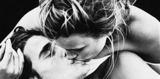 Alcuni tipi di bacio: la sessuologia divulgata da Luigi Jodice Il bacio alla francese coinvolge e stimola, in maniera molto intima e sensuale, le labbra, la lingua e la bocca