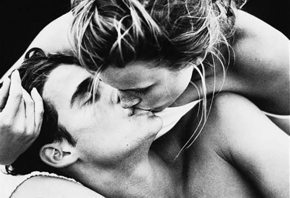 Il bacio alla francese coinvolge e stimola, in maniera molto intima e sensuale, le labbra, la lingua e la bocca
