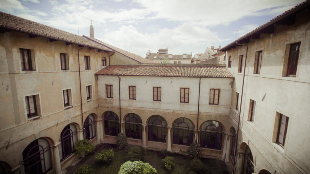 Il chiostro interno pensile di palazzo San Giacomo della Bertoliana, una vista