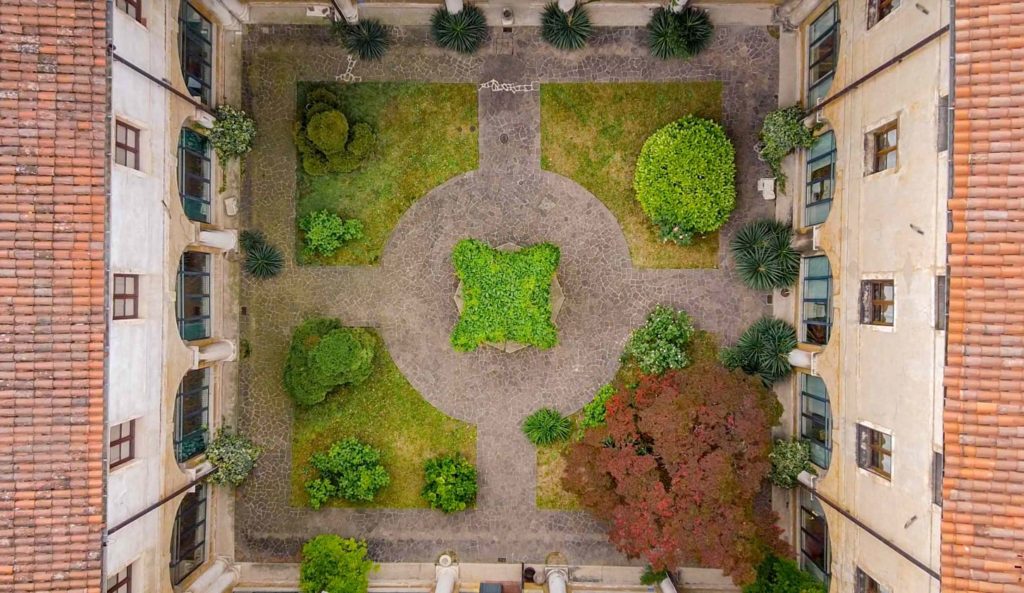 Il chiostro interno pensile di palazzo San Giacomo della Bertoliana, una vista dall'alto