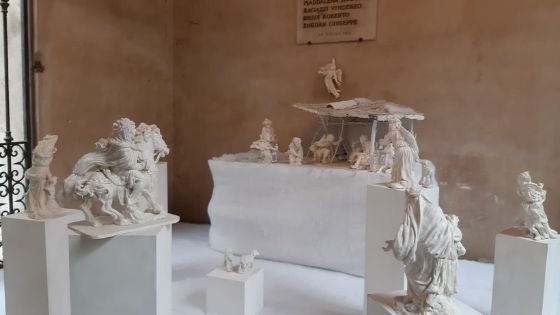 Il presepe in terracotta smaltata dello scultore Marzari nel cortile di Palazzo Trissino