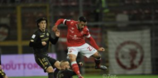 LR Vicenza-Real Vicenza. Poggi: un confronto fra i biancorossi che 45 anni fa hanno vinto la B e quelli che oggi rischiano già la retrocessione Lr Vicenza a Perugia: Marcello Falzerano, ex giocatore del Bassano Virtus, salta Giacomelli nella gara giocata al Renato Curi