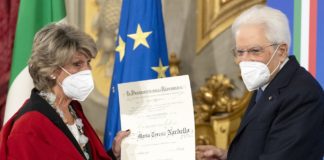 Mattarella premia insegnante veneta Maria Teresa Nardello per impegno in Sierra Leone, Zaia: “un esempio” Maria Teresa Nardello premiata da Sergio Mattarella