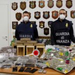 Supermarket droga, GdF Verona: arrestate due persone e sequestrati 27 kg di hashish, 10 di marijuana, 1.5 kg di cocaina e 8 kg di sostanza Operazione anti droga della GdF di Verona