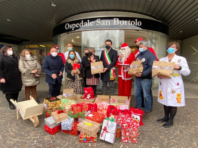 Pacchi dono per i bambini della pediatria del San Bortolo