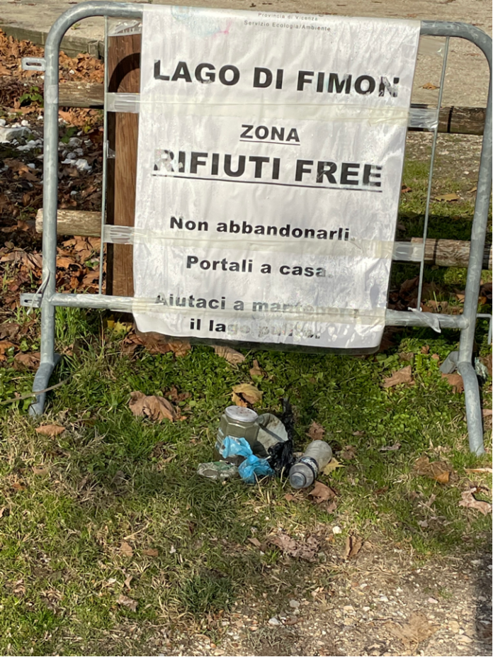 Passeggiatori analfabeti al lago di Fimon, zona rifiuti free (foto di Luigi Jodice)