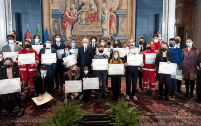Zaia plaude gli 8 Alfieri della Repubblica (nella foto il gruppo di italiani premiati da Mattarella)