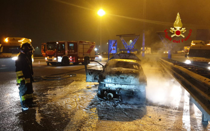 auto in fiamme Montecchio Maggiore